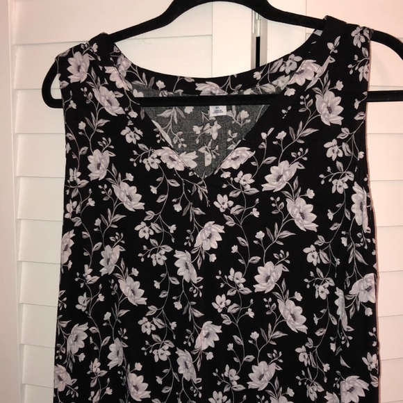 Black floral print tank top 🖤 - Picture 2 of 6
